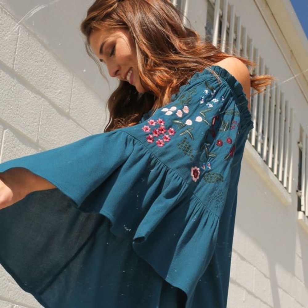 Umgee off shoulder embroidered dress size small